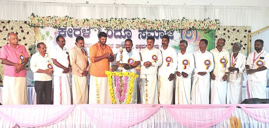 ನರಸಿಂಹರಾಜಪುರ ತಾಲ್ಲೂಕು ಬಿ.ಎಚ್.ಕೈಮರ ಗ್ರಾಮದ ನಾರಾಯಣ ಗುರುಸಮುದಾಯಭವನದಲ್ಲಿ ಭಾನುವಾರ ನಡೆದ ಕೇರಳ ಹಿಂದೂ ಸಮಾಜದಿಂದ 3 ನೇ ವರ್ಷದ ವಾರ್ಷಿಕೋತ್ಸವ ಹಾಗೂ 4 ನೇ ವರ್ಷದ ಓಣಂ ಹಬ್ಬಕ್ಕೆ ಅತಿಥಿಗಳು ಚಾಲನೆ ನೀಡಿದರು