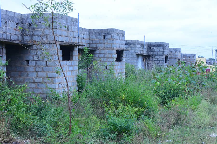 ಚಿತ್ರದುರ್ಗದ ಎ‍ಪಿಎಂಸಿ ಪ್ರಾಂಗಣದಲ್ಲಿರುವ ಮಹಿಳಾ ಹಮಾಲರ ಕಾಲೊನಿಯಲ್ಲಿ ಮನೆಗಳ ಕಾಮಗಾರಿ ಅರ್ಧಕ್ಕೆ ನಿಂತಿರುವುದು