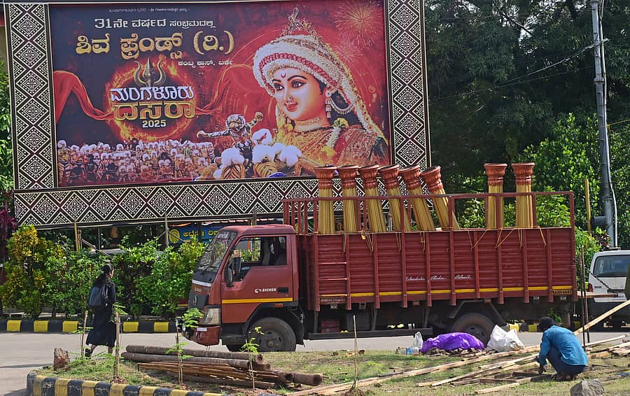 ಮಂಗಳೂರು ದಸರಾ ಪ್ರಯುಕ್ತ ನಗರದ ಪ್ರಮುಖ ರಸ್ತೆಗಳಲ್ಲಿ ದೀಪಾಲಂಕಾರದ ಸಿದ್ಧತೆ ನಡೆಯುತ್ತಿದೆ ಪ್ರಜಾವಾಣಿ ಚಿತ್ರ ಫಕ್ರುದ್ದೀನ್ ಎಚ್