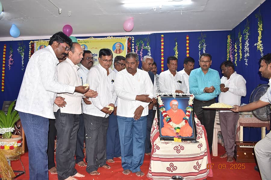 ಗದಗ ನಗರದ ಬಸವೇಶ್ವರ ಪ್ರಥಮ ದಜೆ೯ ಕಾಲೇಜಿನಲ್ಲಿ ನಡೆದ ಜಗದ್ಗುರು ತೋಂಟದಾರ್ಯ ಶಿಕ್ಷಣ ಸಂಸ್ಥೆಗಳ ನೌಕರರ ಪತ್ತಿನ ಸಹಕಾರಿ ಸಂಘದ 24ನೇ ವಾರ್ಷಿ ಸರ್ವಸಾಧಾರಣ ಸಭೆಯಲ್ಲಿ ಗಣ್ಯರು ಲಿಂ.ತೋಂಟದ ಸಿದ್ಧಲಿಂಗ ಶ್ರೀಗಳ ಚಿತ್ರಕ್ಕೆ ಪುಷ್ಪನಮನ ಸಲ್ಲಿಸಿದರು