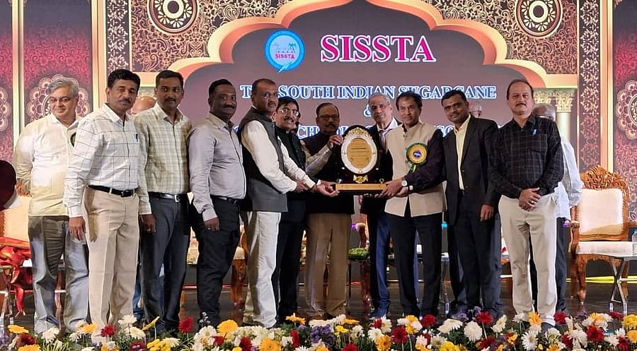 ಆಂಧ್ರಪ್ರದೇಶದ ತಿರುಪತಿಯಲ್ಲಿ ನಡೆದ ಸಿಸ್ಟಾದ ವಾರ್ಷಿಕ ಸಮಾವೇಶದಲ್ಲಿ ಮಹಾಲಿಂಗಪುರ ಸಮೀಪದ ಸಮೀರವಾಡಿಯ ಗೋದಾವರಿ ಸಕ್ಕರೆ ಕಾರ್ಖಾನೆಗೆ 2024-25ನೇ ಸಾಲಿನ ಕರ್ನಾಟಕ ವಲಯದ ಪ್ಲಾಟಿನಂ ಪ್ರಶಸ್ತಿಯನ್ನು ವಿತರಿಸಲಾಯಿತು 