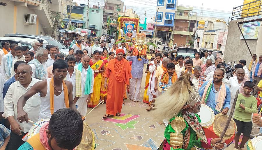 ಹೂವಿನಹಡಗಲಿಯಲ್ಲಿ ಹಿರೇಮಲ್ಲನಕೆರೆ ಮಠದ ಲಿಂ.ಚನ್ನಬಸವ ಶ್ರೀ ಸ್ಮರಣೋತ್ಸವ ಪ್ರಯುಕ್ತ ಲಿಂ. ಚನ್ನಬಸವ ಸ್ವಾಮೀಜಿ ಚಿತ್ರದ ಮೆರವಣಿಗೆ ನಡೆಯಿತು