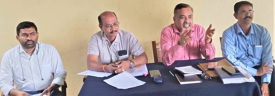 ತರೀಕೆರೆ ಪಟ್ಟಣದ ಮೆಸ್ಕಾಂ ಉಪವಿಭಾಗ ಕಚೇರಿಯಲ್ಲಿ ನಡೆದ ಜನಸಂಪರ್ಕ ಸಭೆಯಲ್ಲಿ ಸೂಪರಿಂಟೆಂಡೆಂಟ್ ಎಂಜಿನಿಯರ್ ಮಂಜುನಾಥ್ ಮಾತನಾಡಿದರು