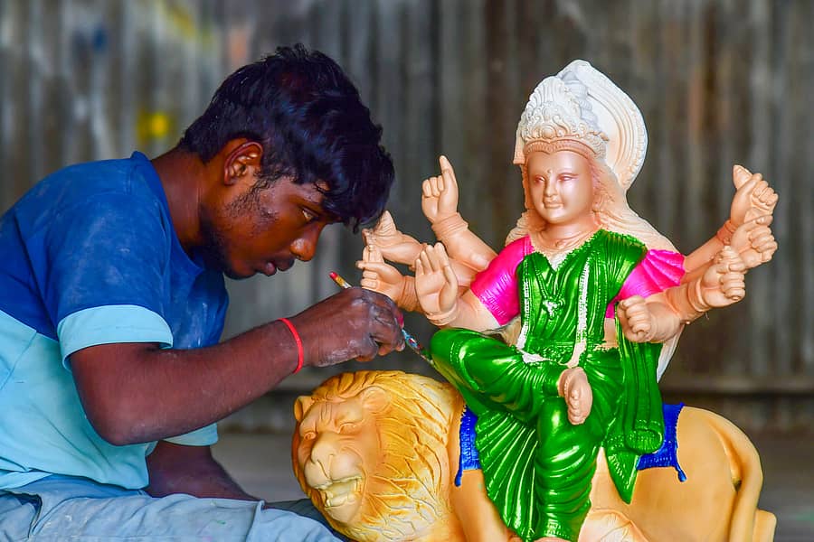 ಕೊಪ್ಪಳದಲ್ಲಿ ಕಲಾವಿದರೊಬ್ಬರು ದೇವಿ ಮೂರ್ತಿಗೆ ಅಂತಿಮ ಸ್ಪರ್ಶ ನೀಡುತ್ತಿದ್ದ ಚಿತ್ರಣ