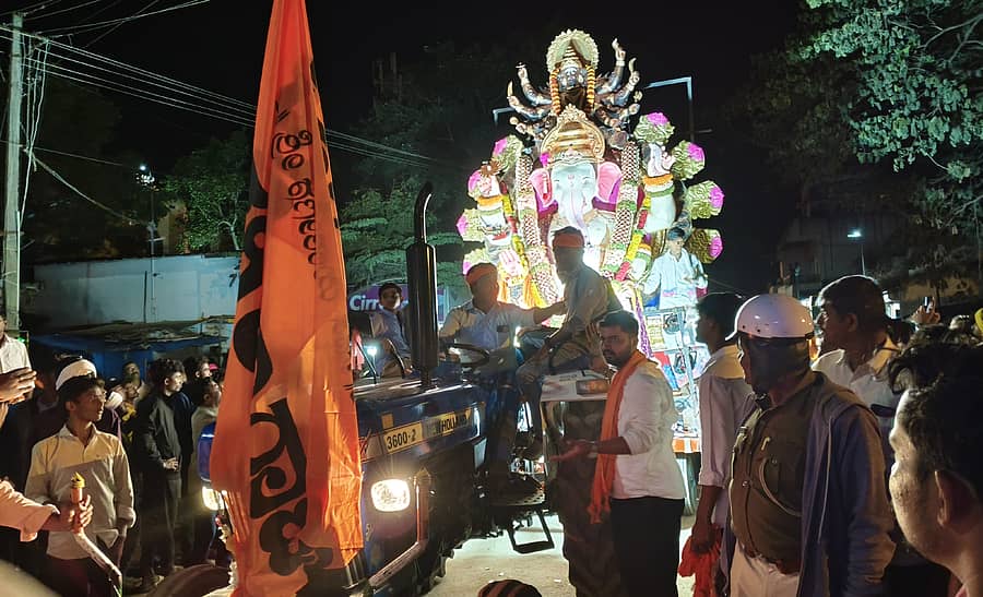 ಬ್ಯಾಡಗಿ ಪಟ್ಟಣದ ಅಗಸನಹಳ್ಳಿಯಲ್ಲಿ ಹಿಂದೂ ರಾಷ್ಟ್ರ ಸ್ವಯಂ ಸೇವಾ ಸಂಘ ಪ್ರತಿಷ್ಠಾಪಿಸಿದ ‘ಬ್ಯಾಡಗಿ ಕಾ ರಾಜಾ‘ ಗಣೇಶ ಮೂರ್ತಿಯನ್ನು ವಿದ್ಯುತ್ ದೀಪಗಳಿಂದ ಅಲಂಕರಿಸಲಾಗಿತ್ತು. 