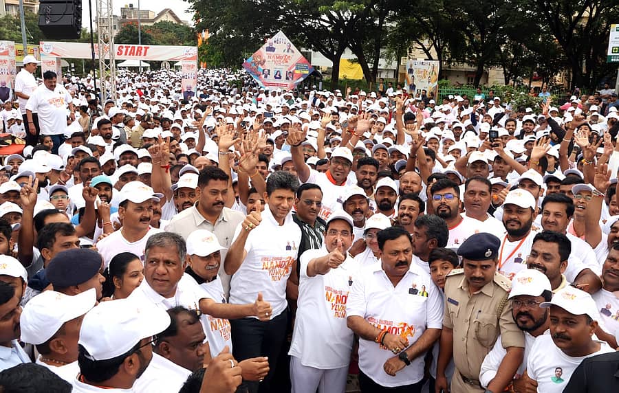 ಹುಬ್ಬಳ್ಳಿಯಲ್ಲಿ ಭಾನುವಾರ ಆಯೋಜಿಸಿದ್ದ ‘ನಮೊ ಯುವ ರನ್’ ಮ್ಯಾರಥಾನ್‌ನಲ್ಲಿ ಮಾಜಿ ಕ್ರಿಕೆಟಿಗ ವೆಂಕಟೇಶ ಪ್ರಸಾದ್, ಕೇಂದ್ರ ಸಚಿವ ಪ್ರಲ್ಹಾದ ಜೋಶಿ ಪಾಲ್ಗೊಂಡಿದ್ದರು