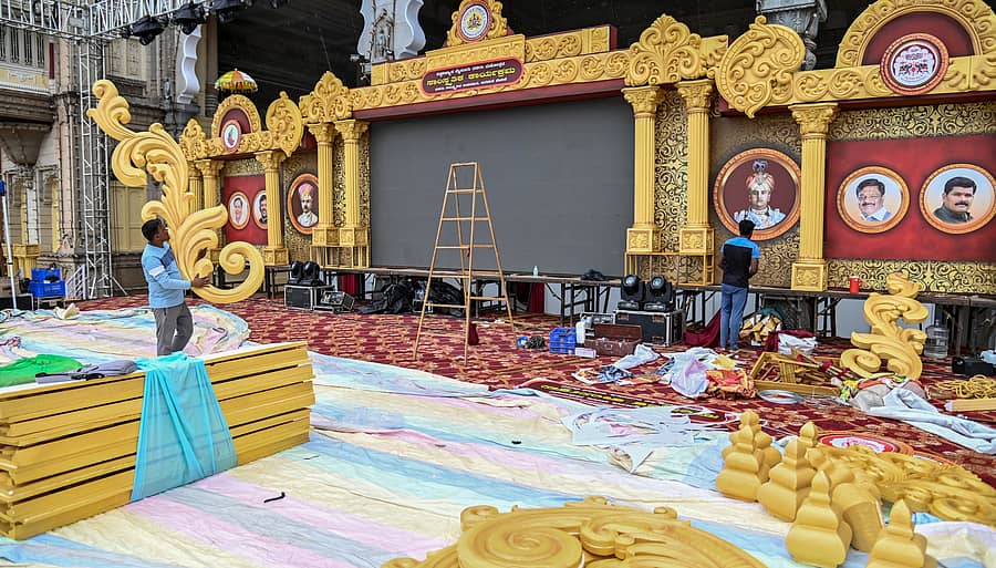 ದಸರಾ ಮಹೋತ್ಸವದ ಸಾಂಸ್ಕೃತಿಕ ಕಾರ್ಯಕ್ರಮಕ್ಕಾಗಿ ಅಂಬಾವಿಲಾಸ ಅರಮನೆ ಆವರಣದಲ್ಲಿ ವೇದಿಕೆ ಸಜ್ಜುಗೊಳಿಸುವ ಕಾರ್ಯ ಭಾನುವಾರ ನಡೆಯಿತು ಪ್ರಜಾವಾಣಿ ಚಿತ್ರ