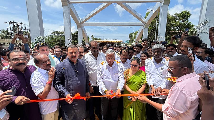 ರೈಲ್ವೆ ಖಾತೆ ರಾಜ್ಯ ಸಚಿವ ವಿ. ಸೋಮಣ್ಣ ಅವರು ಇಂದ್ರಾಳಿ ರೈಲ್ವೆ ಮೇಲ್ಸೇತುವೆಯನ್ನು ಲೋಕಾರ್ಪಣೆಗೊಳಿಸಿದರು