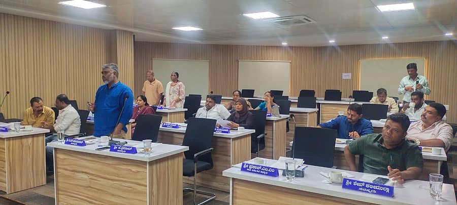 ಕುಶಾಲನಗರ ಪುರಸಭೆ ಸಭಾಂಗಣದಲ್ಲಿ ಸೋಮವಾರ ಅಧ್ಯಕ್ಷೆ ಜಯಲಕ್ಷ್ಮಿಚಂದ್ರು ಅಧ್ಯಕ್ಷತೆಯಲ್ಲಿ ನಡೆದ ಸಾಮಾನ್ಯ ಸಭೆಯಲ್ಲಿ ಸದಸ್ಯರು ಚರ್ಚೆಯಲ್ಲಿ ಪಾಲ್ಗೊಂಡಿದ್ದರು