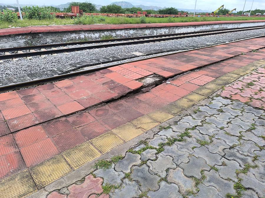 ಗಂಗಾವತಿ ರೈಲು ನಿಲ್ದಾಣದ ಪ್ಲಾಟ್ ಫಾರ್ಮ್ನ ನೆಲಹಾಸುಗಳು ಬಿರುಕು ಬಿಟ್ಟಿವೆ