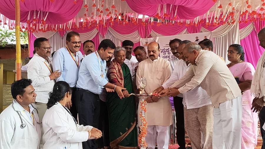 ಗುತ್ತಲ ಪಟ್ಟಣದ ಸಮುದಾಯ ಆರೋಗ್ಯ ಕೇಂದ್ರದಲ್ಲಿ ಸೋಮವಾರ ಸಂಸದ ಬಸವರಾಜ ಬೊಮ್ಮಾಯಿ ‘ಸ್ವಸ್ಥ ನಾರಿ ಸಶಕ್ತ ಪರಿವಾರ’ ಅಭಿಯಾನಕ್ಕೆ ಚಾಲನೆ ನೀಡಿದರು