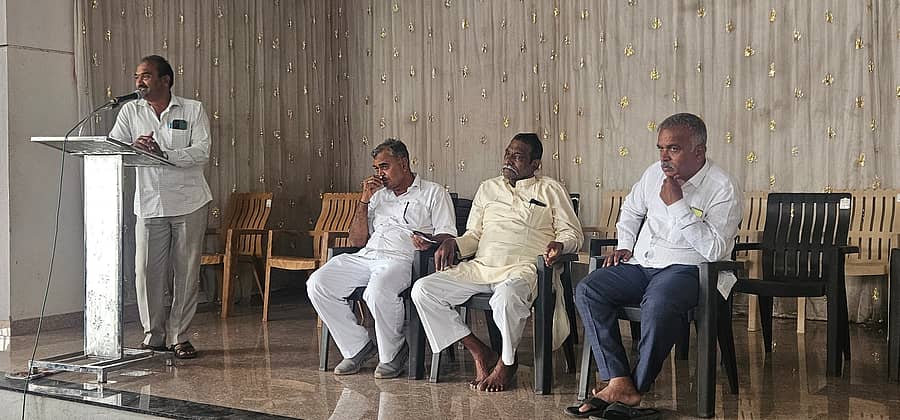 ಮಹಾಲಿಂಗಪುರ ಸಮೀಪದ ಸಮೀರವಾಡಿಯ ಕಬ್ಬು ಬೆಳೆಗಾರರ ಸಂಘದ ಸಭಾಭವನದಲ್ಲಿ ನಡೆದ ಸಂಘದ ವಾರ್ಷಿಕ ಸರ್ವ ಸಾಧಾರಣ ಸಭೆಯಲ್ಲಿ ರಾಮನಗೌಡ ಜಿ.ಪಾಟೀಲ ಮಾತನಾಡಿದರು