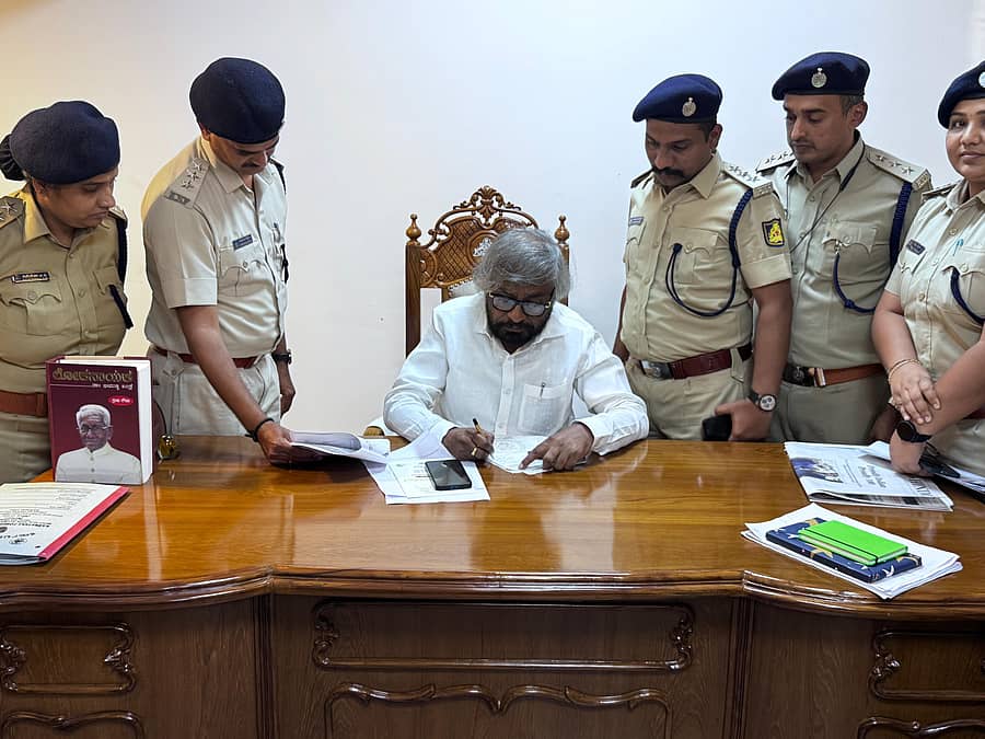 ಅರಣ್ಯ ಸಚಿವ ಈಶ್ವರ ಖಂಡ್ರೆ ಅವರಿಗೆ ಮನವಿ ಸಲ್ಲಿಸಿದ ಕರ್ನಾಟಕ ರಾಜ್ಯ ವಲಯ ಅರಣ್ಯ ಅಧಿಕಾರಿಗಳ ಸಂಘದ ಪದಾಧಿಕಾರಿಗಳು