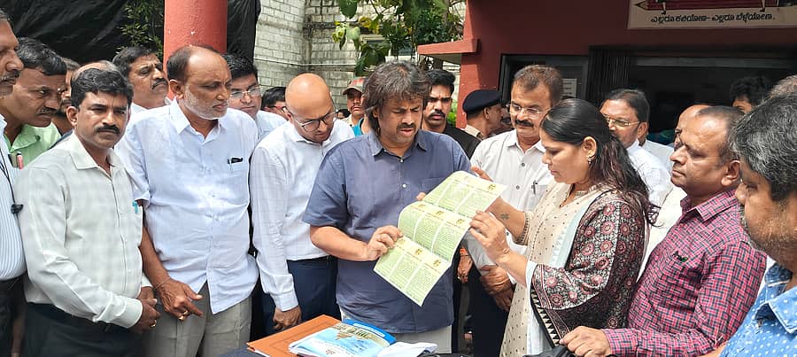 ಶಿವಮೊಗ್ಗದ ಬಿಇಒ ಕಚೇರಿ ಎದುರು ಸೋಮವಾರ ಜಿಲ್ಲಾ ಉಸ್ತುವಾರಿ ಸಚಿವ ಮಧು ಬಂಗಾರಪ್ಪ ಸಾಮಾಜಿಕ, ಆರ್ಥಿಕ ಹಾಗೂ ಶೈಕ್ಷಣಿಕ ಗಣತಿಗೆ ಚಾಲನೆ ನೀಡಿದರು