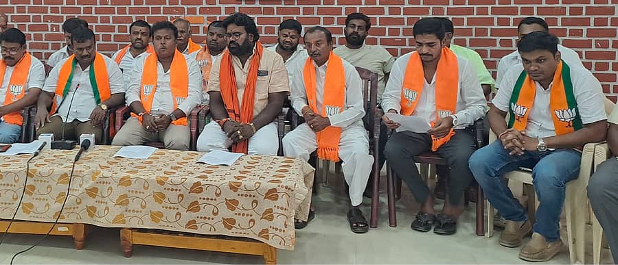 ಕೋಲಾರದಲ್ಲಿ ಸೋಮವಾರ ಪತ್ರಿಕಾಗೋಷ್ಠಿಯಲ್ಲಿ ಮಾಜಿ ಶಾಸಕ ವೈ.ಸಂಪಂಗಿ ಹಾಗೂ ಜಿಲ್ಲಾ ಬಿಜೆಪಿ ಅಧ್ಯಕ್ಷ ಓಂಶಕ್ತಿ ಚಲಪತಿ ಮಾತನಾಡಿದರು. ಪ್ರವೀಣಗೌಡ, ಕಪಾಲಿ ಶಂಕರ್, ಬಾಲಾಜಿ ಪಾಲ್ಗೊಂಡಿದ್ದರು