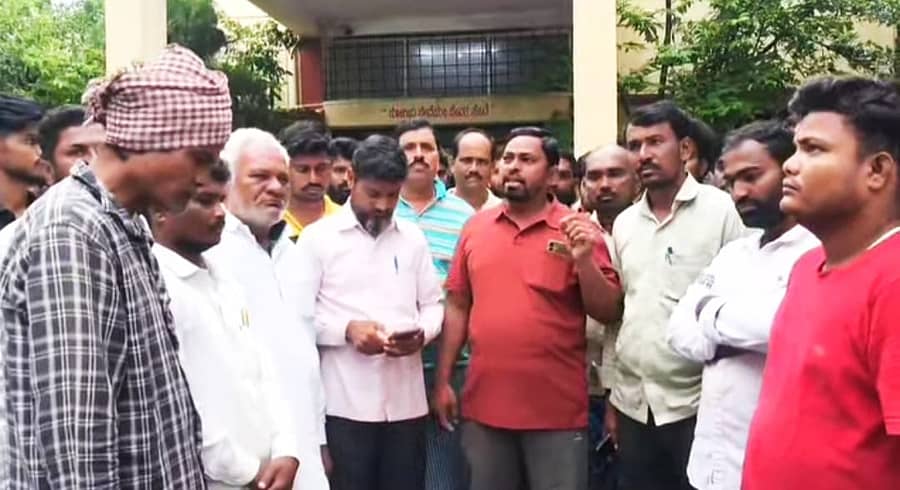 <div class="paragraphs"><p>ಕಲಬುರಗಿ ಜಿಲ್ಲೆಯ ಯಡ್ರಾಮಿಯಲ್ಲಿ ವಿವಿಧ ಸಂಘಟನೆಗಳು ಸೋಮವಾರ ಬೆಳಿಗ್ಗೆ ದಿಢೀರ್ ಪ್ರತಿಭಟನೆ ನಡೆಸಿದವು</p></div>