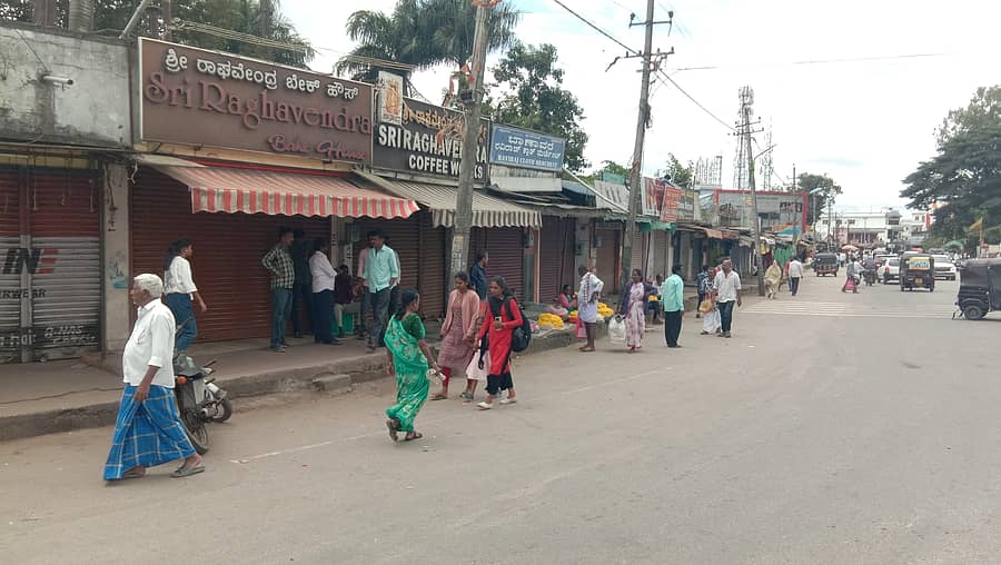 ಹಾಸನ ಜಿಲ್ಲೆಯ ಬೇಲೂರಿನಲ್ಲಿ ಸೋಮವಾರ ಬೆಳಿಗ್ಗೆ ಅಂಗಡಿಗಳು ಬಂದ್ ಆಗಿದ್ದವು.