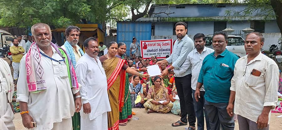 <div class="paragraphs"><p>ಸಿರುಗುಪ್ಪ ನಗರದ ಪುನರ್ವಸತಿ ಕಲ್ಪಿತ ದೇವದಾಸಿ ಮಹಿಳೆಯರ ವಿಮೋಚನ ಸಂಘದ ವತಿಯಿಂದ ದೇವದಾಸಿ ಮಹಿಳೆಯರು ಹಾಗೂ ಅವರ ಕುಟುಂಬಗಳ ಸದಸ್ಯರನ್ನು ಗಣತಿ ಪಟ್ಟಿಯಲ್ಲಿ ಸೇರಿಸಿ ಪುನರ್ವತಿಗೆ ಅಗತ್ಯ ಕ್ರಮಕೈಗೊಳ್ಳುವಂತೆ ಸೋಮವಾರ ಒತ್ತಾಯಿಸಿ ಶಿಶು ಅಭಿವೃದ್ದಿ ಯೋಜನಾಧಿಕಾರಿ ಪ್ರದೀಪ್ ಕುಮಾರ ಅವರಿಗೆ ಮನವಿ ಸಲ್ಲಿಸಿದರು. </p></div>