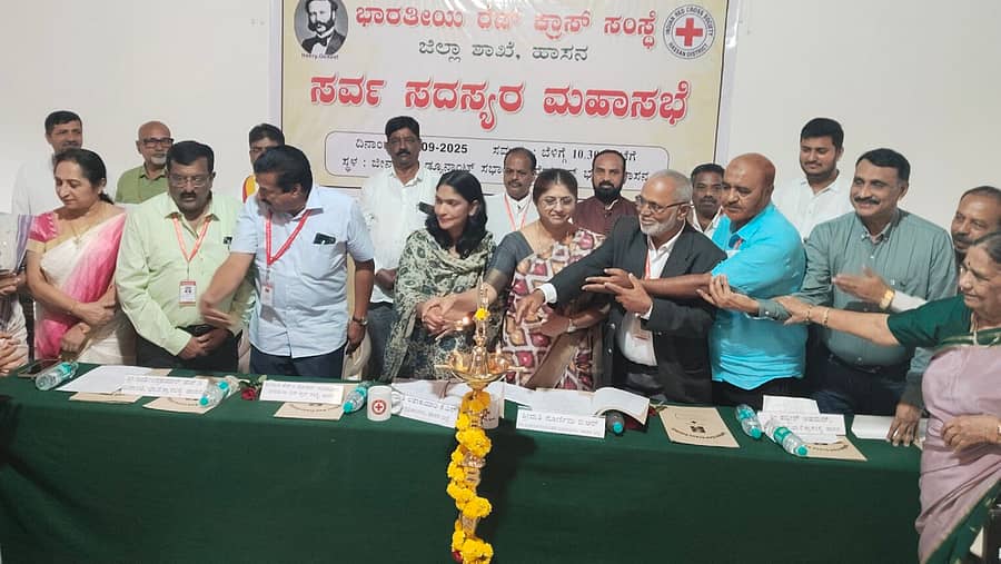 ಹಾಸನದ ರೆಡ್ಕ್ರಾಸ್ ಭವನದಲ್ಲಿ ನಡೆದ ಸದಸ್ಯರ ಸಭೆಯನ್ನು ಜಿಲ್ಲಾಧಿಕಾರಿ ಕೆ.ಎಸ್. ಲತಾಕುಮಾರಿ, ಜಿಲ್ಲಾ ಪಂಚಾಯಿತಿ ಸಿಇಒ ಬಿ.ಆರ್. ಪೂರ್ಣಿಮಾ ಉದ್ಘಾಟಿಸಿದರು.