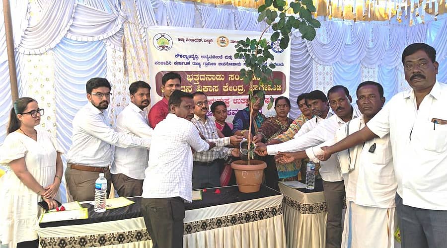 ಸಿರಗುಪ್ಪ ತಾಲ್ಲೂಕಿನ ಬಾಗೇವಾಡಿ ಗ್ರಾಮ ಪಂಚಾಯತಿಯ ಆವರಣದಲಿ ಸೋಮವಾರ ನಡೆದ ಎನ್.ಆರ್.ಎಲ್.ಎಂ ಯೋಜನೆಯಡಿಯಲ್ಲಿ ಅಣಬೆ ಮತ್ತು ಜೇನುತುಪ್ಪ ಉತ್ಪಾದನಾ ಘಟಕವನ್ನು ಬಾಗೇವಾಡಿ ಗ್ರಾಮ ಪಂಚಾಯತಿ ಅಧ್ಯಕ್ಷೆ ಕಾಮಾಕ್ಷಮ್ಮ ಉದ್ಘಾಟಿಸಿದರು