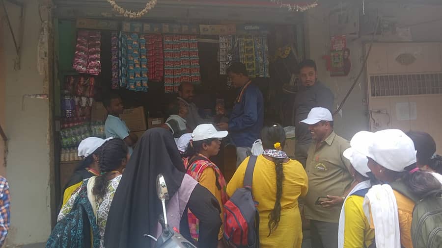 ನಿಷೇಧಿತ ಪ್ಲಾಸ್ಟಿಕ್ ಮಾರಾಟ ಮಾಡಿದ ರಾಮನಗರದ ಮಂಡಿಪೇಟೆಯ ಅಂಗಡಿಯೊಂದಕ್ಕೆ ನಗರಸಭೆ ಅಧಿಕಾರಿಗಳು ದಂಡ ವಿಧಿಸಿ ಪ್ಲಾಸ್ಟಿಕ್ ಜಪ್ತಿ ಮಾಡಿದರು