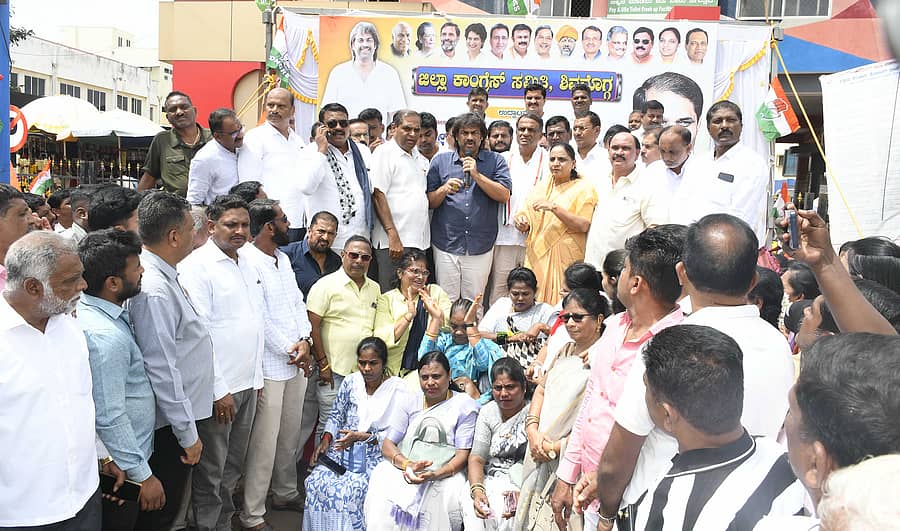 ಶಿವಮೊಗ್ಗದ ಖಾಸಗಿ ಬಸ್ ನಿಲ್ದಾಣದ ಎದುರು ಸೋಮವಾರ ಮತಗಳ್ಳತನದ ವಿರುದ್ಧ ಕಾಂಗ್ರೆಸ್ ಅಭಿಯಾನಕ್ಕೆ ಚಾಲನೆ ನೀಡಿ ಸಚಿವ ಮಧು ಬಂಗಾರಪ್ಪ ಮಾತನಾಡಿದರು