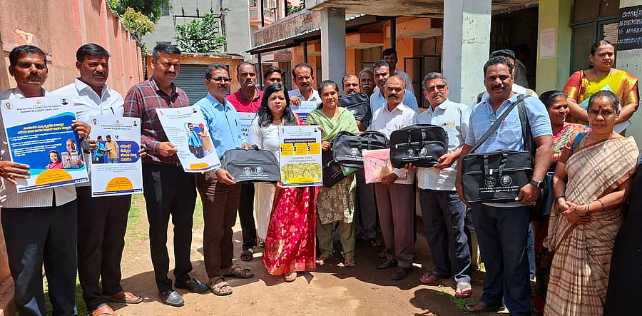 ಕಡೂರು ಪಟ್ಟಣದ ಬಿಇಒ ಕಚೇರಿಯ ಮುಂದೆ ಸಾಮಾಜಿಕ, ಶೈಕ್ಷಣಿಕ ಸಮೀಕ್ಷೆಯ ಗಣತಿದಾರರಿಗೆ ತಹಶೀಲ್ದಾರ್ ಸಿ.ಎಸ್.ಪೂರ್ಣಿಮಾ ಕಿಟ್ ವಿತರಿಸಿದರು. ದೇವರಾಜ್ ಎಸ್.ಎಸ್., ಎಂ.ಎಚ್.ತಿಮ್ಮಯ್ಯ, ಶಿಕ್ಷಕರು ಇದ್ದರು.