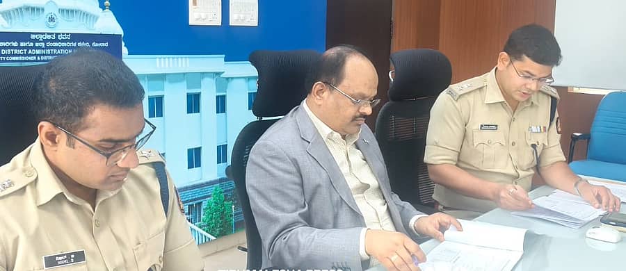 ಕೋಲಾರದಲ್ಲಿ ಸೋಮವಾರ ಜಿಲ್ಲಾಧಿಕಾರಿ ಎಂ.ಆರ್.ರವಿ ನೇತೃತ್ವದಲ್ಲಿ ‘ನಾರ್ಕೊ ಸಮನ್ವಯ ಕೇಂದ್ರದ ಸಮಿತಿ’ ಸಭೆ ನಡೆಯಿತು. ಕೋಲಾರ ಜಿಲ್ಲಾ ಎಸ್ಪಿ ನಿಖಿಲ್ ಬಿ., ಕೆಜಿಎಫ್ ಜಿಲ್ಲಾ ಎಸ್ಪಿ ಶಿವಾಂಶು ರಜಪೂತ್ ಪಾಲ್ಗೊಂಡಿದ್ದರು