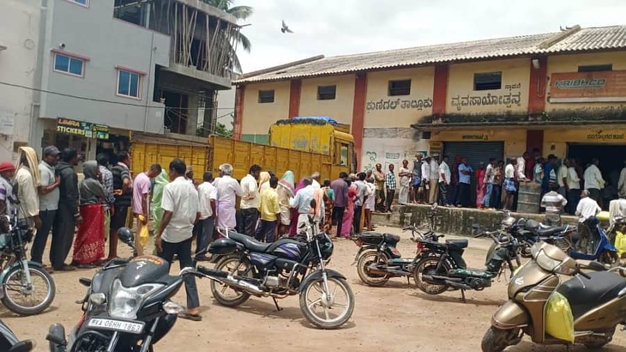 ಕುಣಿಗಲ್ ಟಿಎಪಿಎಂಎಸ್ ಬಳಿ ಯೂರಿಯಾಕ್ಕಾಗಿ ಸರತಿ ಸಾಲಿನಲ್ಲಿ ನಿಂತ ರೈತರು