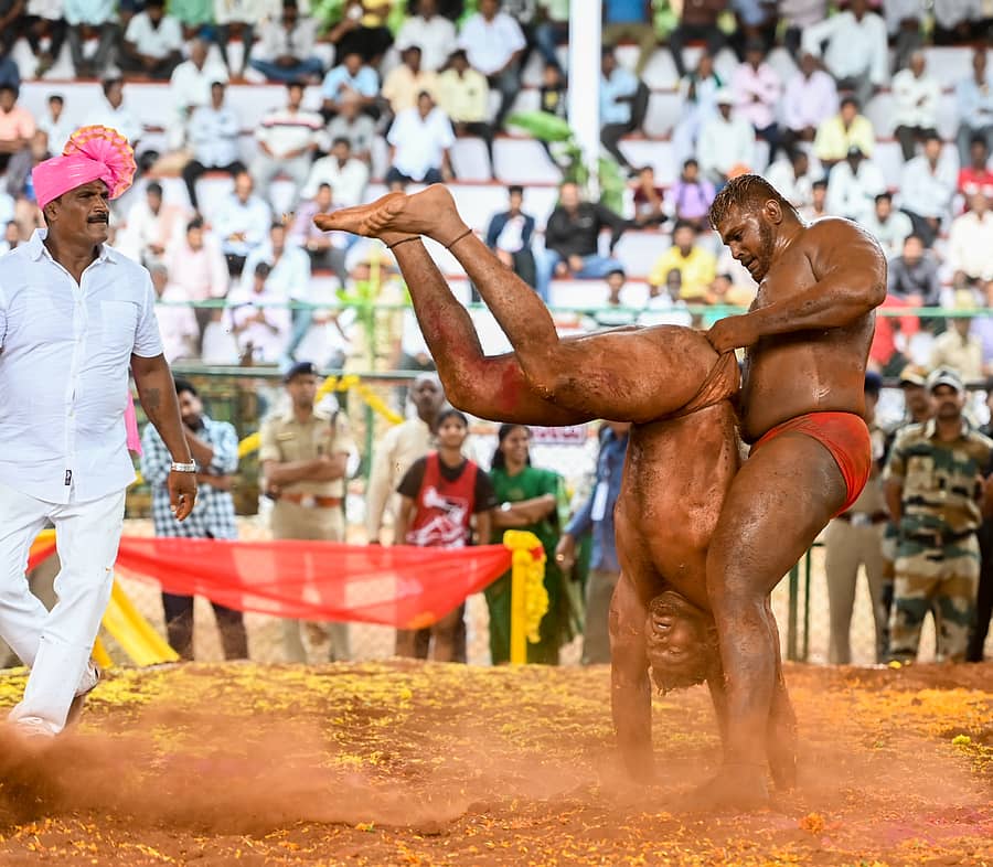 ಸೋಮವಾರ ದಸರಾ ನಾಡಕುಸ್ತಿಯಲ್ಲಿ ದಾವಣಗೆರೆಯ ಕಿರಣ್ ಹಾಗೂ ಮಹದೇವಪುರದ ವಿಕಾಸ್‌ ನಡುವಿನ ಸೆಣಸಾಟದ  ರೋಚಕ ಕ್ಷಣ –ಪ್ರಜಾವಾಣಿ ಚಿತ್ರ/ಅನೂಪ್ ರಾಘ.ಟಿ.