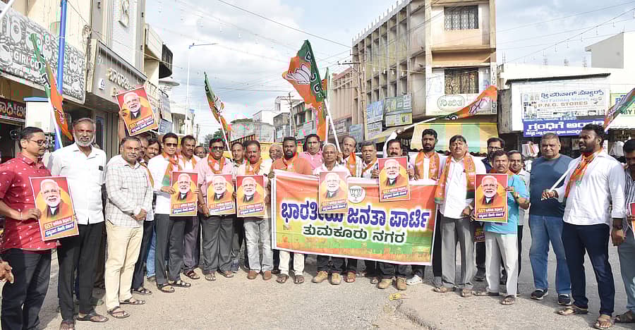 ತುಮಕೂರಿನಲ್ಲಿ ಸೋಮವಾರ ಬಿಜೆಪಿಯಿಂದ ಜಿಎಸ್ಟಿ 2.0 ವಿಜಯೋತ್ಸವ ಆಚರಿಸಲಾಯಿತು. ಶಾಸಕ ಜಿ.ಬಿ.ಜ್ಯೋತಿಗಣೇಶ್, ಮುಖಂಡರಾದ ಟಿ.ಎಚ್.ಹನುಮಂತರಾಜು, ಬ್ಯಾಟರಂಗೇಗೌಡ, ಟಿ.ಕೆ.ಧನುಷ್, ವಿರುಪಾಕ್ಷಪ್ಪ, ರವೀಶಯ್ಯ ಇತರರು ಭಾಗವಹಿಸಿದ್ದರು