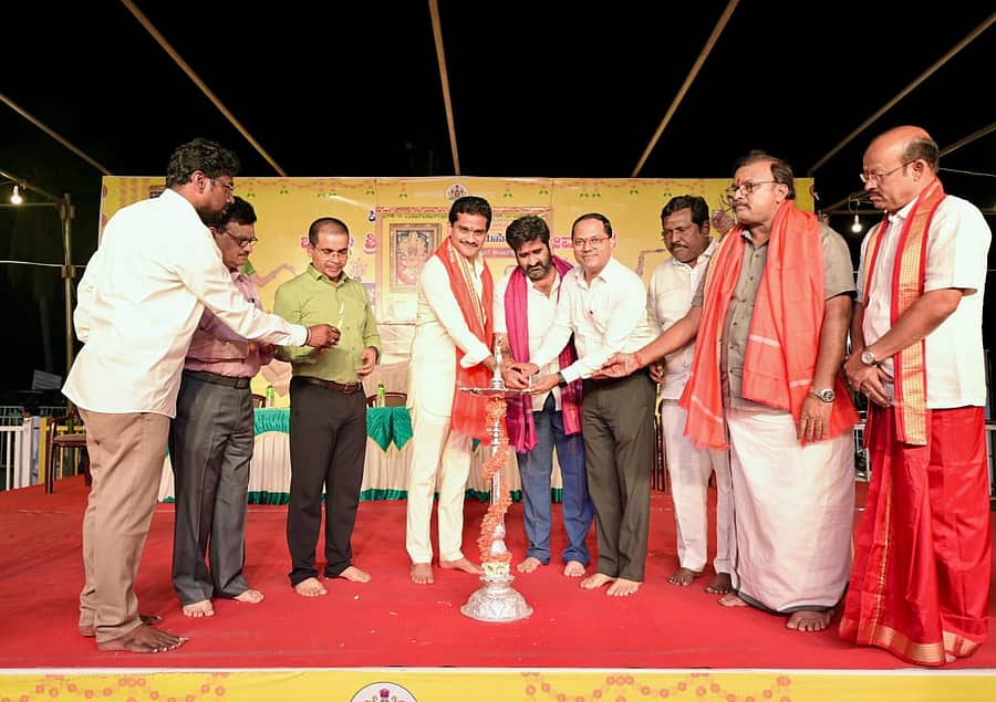 ಬಳ್ಳಾರಿ ನಗರದ ಶ್ರೀಕನಕ ದುರ್ಗಮ್ಮ ದೇವಸ್ಥಾನದ ಆವರಣದಲ್ಲಿ ಹಿಂದೂ ಧಾರ್ಮಿಕ ದತ್ತಿ ಹಾಗೂ ಮುಜರಾಯಿ ಇಲಾಖೆ ಮತ್ತು ಜಿಲ್ಲಾಡಳಿತ ವತಿಯಿಂದ ಆಯೋಜಿಸಿದ್ದ ದಸರಾ ಮಹೋತ್ಸವವನ್ನು ಮೇಯರ್ ಮುಲ್ಲಂಗಿ ನಂದೀಶ್, ಶಾಸಕ ನಾರಾ ಭರತ್ ರೆಡ್ಡಿ, ಜಿಲ್ಲಾಧಿಕಾರಿ ನಾಗೇಂದ್ರ ಪ್ರಸಾದ್ ಕೆ. ಎಡಿಸಿ ಮೊಹಮದ್ ಝುಬೇರ ಉದ್ಘಾಟಿಸಿದರು