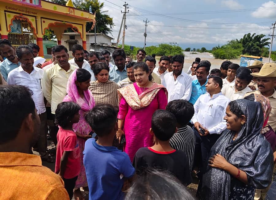 ಕಾಳಗಿ ತಾಲ್ಲೂಕಿನ ಕಣಸೂರ ಗ್ರಾಮಕ್ಕೆ ಸೋಮವಾರ ಜಿಲ್ಲಾಧಿಕಾರಿ ಬಿ.ಫೌಜಿಯಾ ತರನ್ನುಮ್ ಭೇಟಿ ನೀಡಿದರು