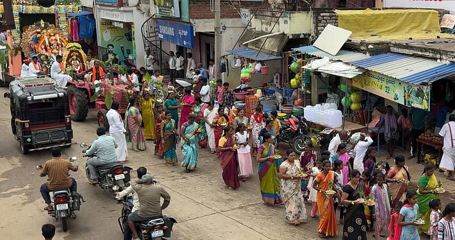 ಹೂವಿನಹಡಗಲಿಯಲ್ಲಿ ದಸರಾ ಮಹೋತ್ಸವ ಪ್ರಯುಕ್ತ ಚೌಡೇಶ್ವರಿ ದೇವಿ ಮೂರ್ತಿಯ ಭವ್ಯ ಮೆರವಣಿಗೆ ಜರುಗಿತು.