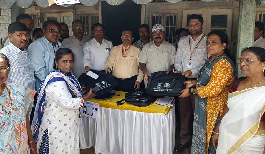 ಗದಗ ತಹಶೀಲ್ದಾರ್‌ ಕಚೇರಿಯಲ್ಲಿ ಗಣತಿದಾರರಿಗೆ ಅಧಿಕಾರಿಗಳು ಸೋಮವಾರ ಕಿಟ್‌ ವಿತರಣೆ ಮಾಡಿದರು