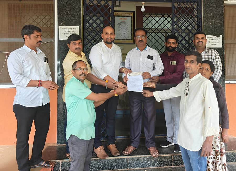 ವಿವಿಧ ಬೇಡಿಕೆ ಈಡೇರಿಸುವಂತೆ ಒತ್ತಾಯಿಸಿ ಚುನಾಯಿತ ಗ್ರಾಮ ಪ್ರತಿನಿಧಿಗಳ ಒಕ್ಕೂಟದ ಶಿರಸಿ ಪಶ್ಚಿಮ ಭಾಗದ ಪದಾಧಿಕಾರಿಗಳು ಉಪವಿಭಾಗಾಧಿಕಾರಿ ಕಚೇರಿಯ ಅಧಿಕಾರಿ ಡಿ.ಆರ್. ಬೆಳ್ಳಿಮನೆ ಅವರಿಗೆ ಮನವಿ ನೀಡಿದರು