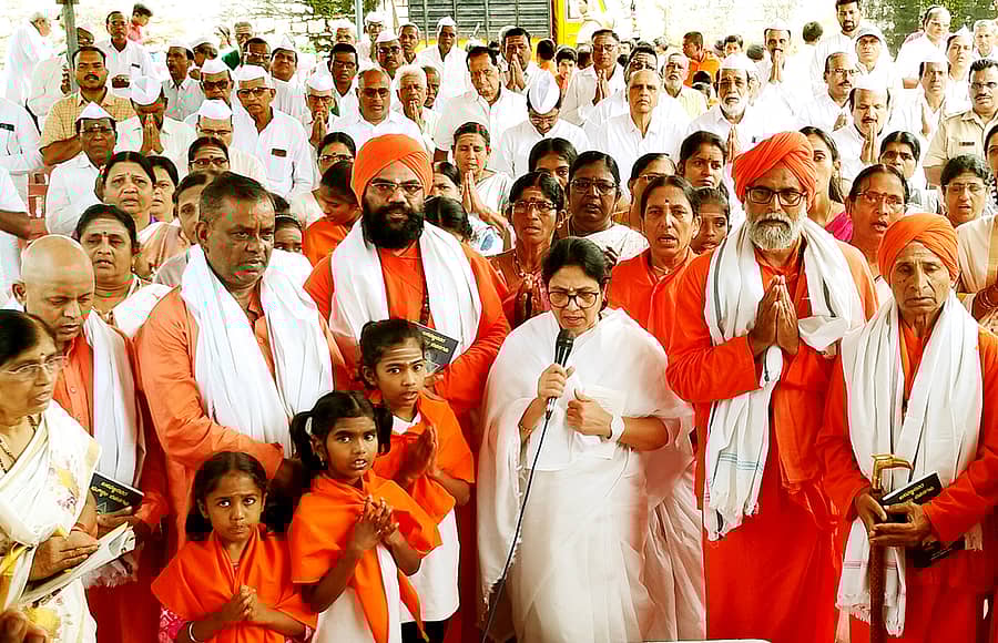 ಬಸವಕಲ್ಯಾಣದಲ್ಲಿ ಸೋಮವಾರ ಶರಣ ವಿಜಯೋತ್ಸವ ಅಂಗವಾಗಿ ನಡೆದ ವಚನ ಸಾಹಿತ್ಯದ ಪಲ್ಲಕ್ಕಿ ಮೆರವಣಿಗೆಯಲ್ಲಿ ಅಕ್ಕ ಗಂಗಾಬಿಕಾ ಮಾತನಾಡಿದರು