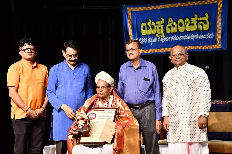 ನಗರದ ಯಕ್ಷಸಿಂಚನ ಟ್ರಸ್ಟ್‌ನ 16ನೇ ವಾರ್ಷಿಕೋತ್ಸವದಲ್ಲಿ ಹಿಮ್ಮೇಳ ವಾದಕರಾದ ‌ಚೇರ್ಕಾಡಿ ಮಂಜುನಾಥ ಪ್ರಭು ಅವರನ್ನು ಸನ್ಮಾನಿಸಲಾಯಿತು.