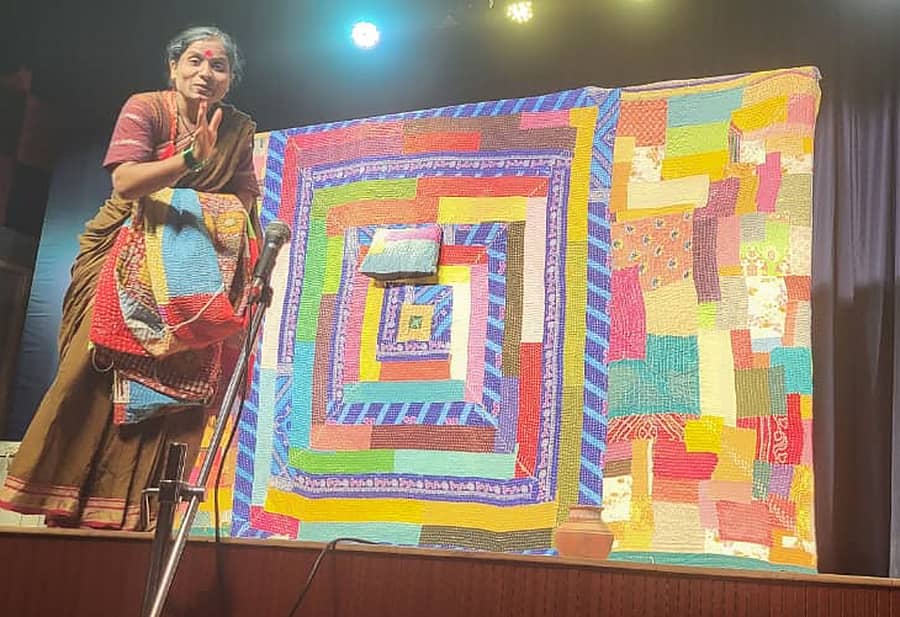 ಹೂವಿನಹಡಗಲಿ ಸರ್ಕಾರಿ ಪ್ರಥಮ ದರ್ಜೆ ಕಾಲೇಜಿನಲ್ಲಿ ‘ಕೌದಿ’ ಏಕವ್ತಕ್ತಿ ನಾಟಕದಲ್ಲಿ ಕಲಾವಿದೆ ಭ್ಯಾಗ್ಯಶ್ರೀ ಪಾಳ ಮನೋಜ್ಞವಾಗಿ ಅಭಿನಯಿಸಿದರು