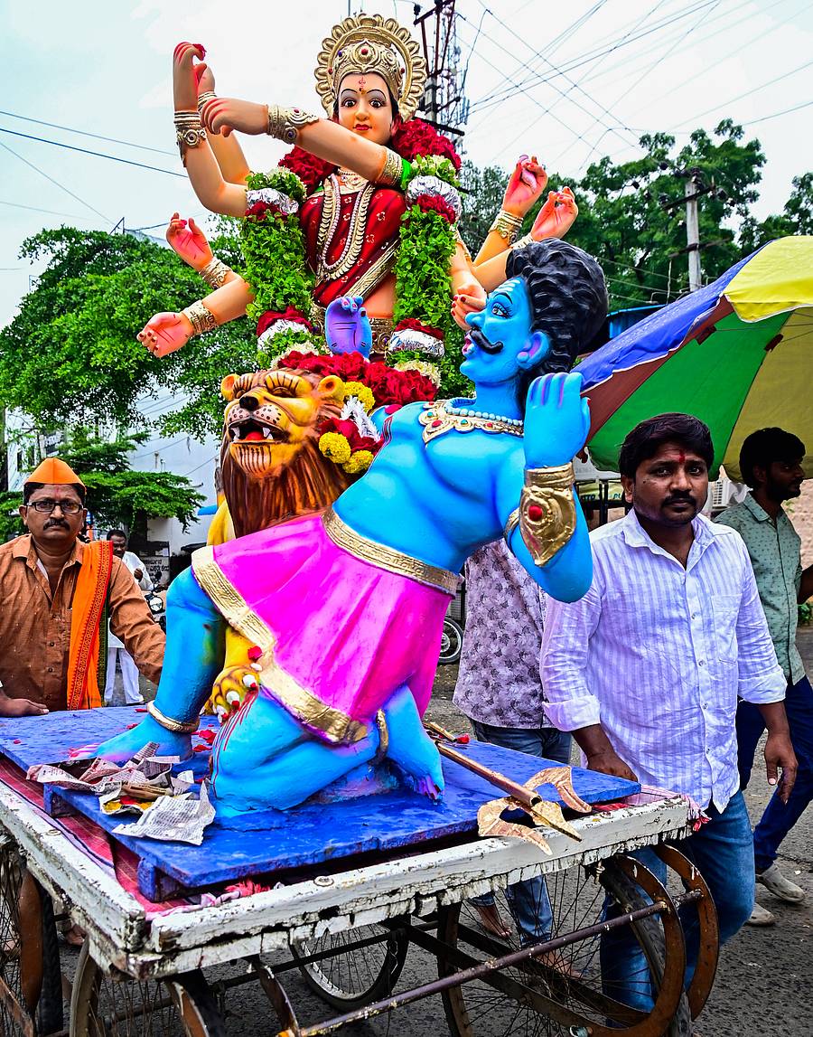 ಕಲಬುರಗಿಯಲ್ಲಿ ನವರಾತ್ರಿ ಉತ್ಸವದ ಅಂಗವಾಗಿ ದೇವಿಮೂರ್ತಿಯನ್ನು ಪ್ರತಿಷ್ಠಾಪಿಸಲು ಮೆರವಣಿಗೆಯಲ್ಲಿ ಕರೆದೊಯ್ದರು ಪ್ರಜಾವಾಣಿ ಚಿತ್ರ