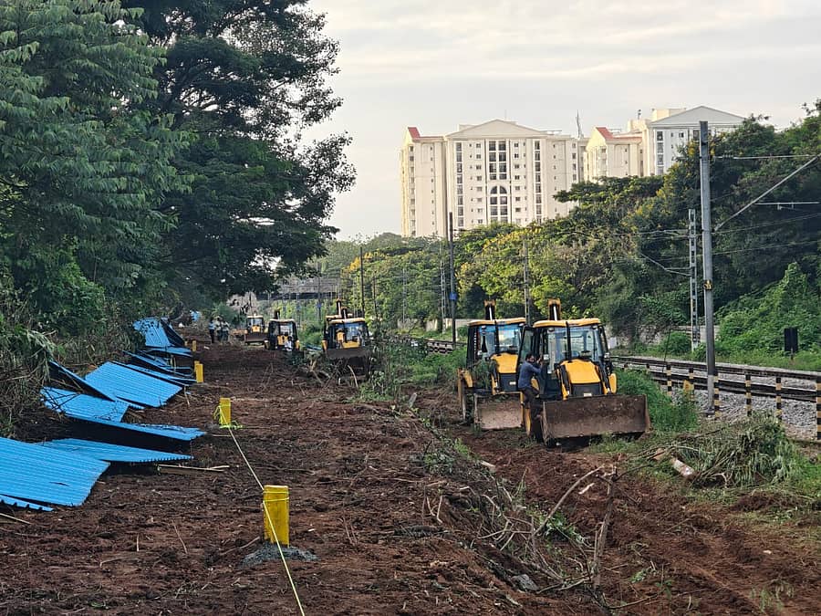 ಕೆ ರೈಡ್‌ ಯೋಜನೆ ಭೂಸ್ವಾಧೀನ ವೇಳೆ ಒತ್ತುವರಿ ತೆರವುಗೊಳಿಸಲಾಯಿತು.