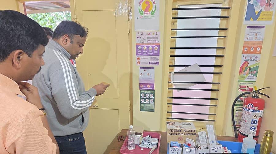 ಮೂಡಲಪಾಳ್ಯ ಆರೋಗ್ಯ ಕೇಂದ್ರದಲ್ಲಿ ರಾಜೇಂದ್ರ ಕೆ.ವಿ. ಅವರು ಪರಿಶೀಲನೆ ನಡೆಸಿದರು