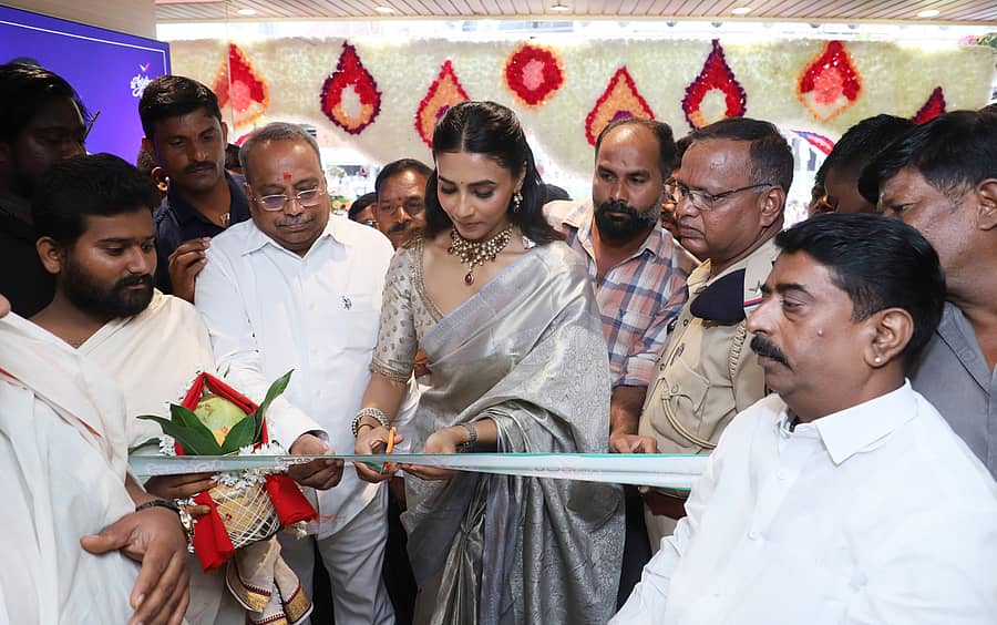 ರಾಯಚೂರಿನ ಮಹಾತ್ಮ ಗಾಂಧಿ ಚೌಕ್ ಸಮೀಪದ ಬಹುಮಹಡಿ ಕಟ್ಟಡದಲ್ಲಿ ಸಿಎಂಆರ್ ಶಾಪಿಂಗ್‌ ಮಾಲ್‌ ಉದ್ಘಾಟಿಸಿದ ನಟಿ ಸಪ್ತಮಿ ಗೌಡ. ಶಾಪಿಂಗ್‌ ಮಾಲ್‌ ವ್ಯವಸ್ಥಾಪಕ ಲಿಂಗಮೂರ್ತಿ ಉಪಸ್ಥಿತರಿದ್ದರು