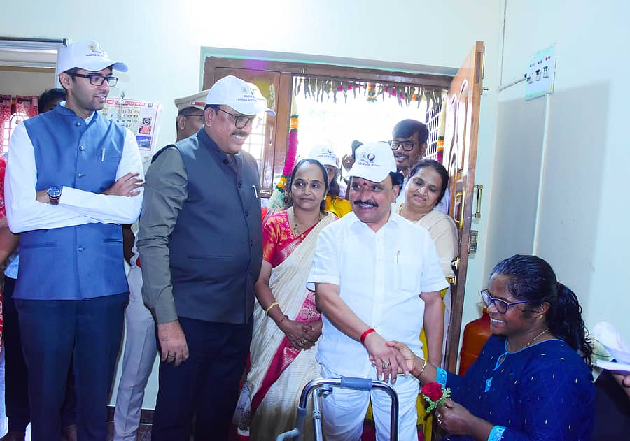 ರಾಜ್ಯ ಹಿಂದುಳಿದ ವರ್ಗಗಳ ಆಯೋಗದ ವತಿಯಿಂದ ಕೈಗೊಂಡಿರುವ ಸಾಮಾಜಿಕ ಹಾಗೂ ಶೈಕ್ಷಣಿಕ ಸಮೀಕ್ಷೆಗೆ ಚಿತ್ರದುರ್ಗದ ಬುದ್ಧ ನಗರದ ಮನೆಯೊಂದಕ್ಕೆ ಜಿಲ್ಲಾ ಉಸ್ತುವಾರಿ ಸಚಿವ ಡಿ.ಸುಧಾಕರ್ ಭೇಟಿ ನೀಡಿ, ಮಾಹಿತಿ ಪಡೆದು ಚಾಲನೆ ನೀಡಿದರು