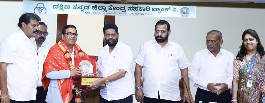 <div class="paragraphs"><p>ಎಸ್‌ಸಿಡಿಸಿಸಿ ಬ್ಯಾಂಕ್‌ಗೆ ಶನಿವಾರ ಭೇಟಿನೀಡಿದ&nbsp;ನಬಾರ್ಡ್ ಸಿಜಿಎಂ ಸುರೇಂದ್ರ ಬಾಬು ಅವರನ್ನು ಬ್ಯಾಂಕ್ ಅಧ್ಯಕ್ಷ ಎಂ.ಎನ್‌. ರಾಜೇಂದ್ರ ಕುಮಾರ್ ಸನ್ಮಾನಿಸಿದರು.</p></div>