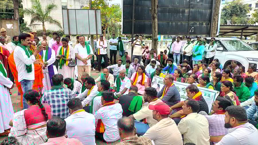 ಹೊಸಮಠ ಗ್ರಾಮಸ್ಥರು ಸೋಮವಾರ ಹಾಸನದ ಜಿಲ್ಲಾಧಿಕಾರಿ ಕಚೇರಿ ಎದುರು ಪ್ರತಿಭಟನೆ ನಡೆಸಿದರು.