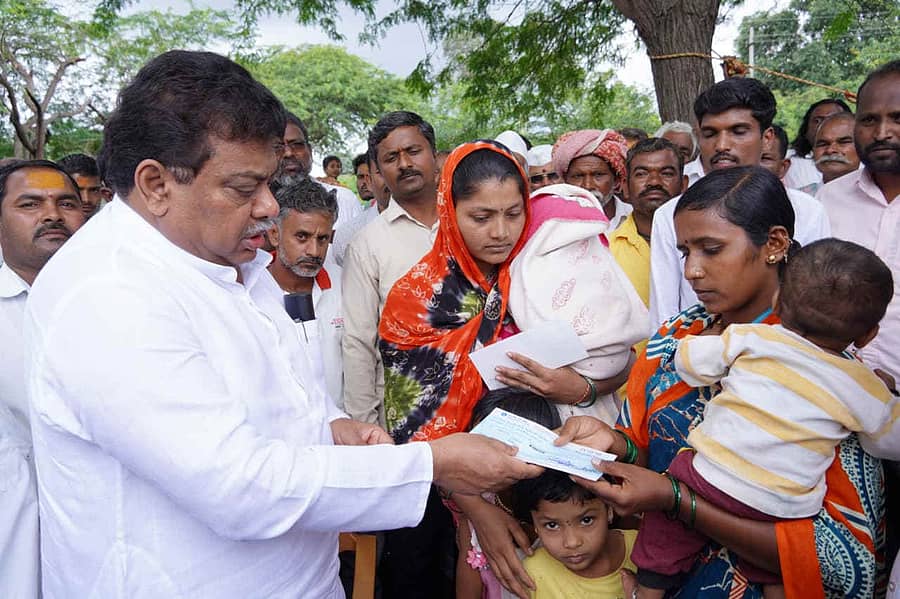 <div class="paragraphs"><p> ವಿದ್ಯುತ್ ತಂತಿ ತಗುಲಿ ಸಾವಿಗೀಡಾದ ರೈತ ಸಹೋದರರಾದ ರಾಜು ವಿಜಾಪುರ ಮತ್ತು ಶ್ರೀಕಾಂತ ವಿಜಾಪುರ ಅವರ ಕುಟುಂಬ ಸದಸ್ಯರಿಗೆ&nbsp;ಸಚಿವ ಎಂ.ಬಿ. ಪಾಟೀಲ ಅವರು ಸರ್ಕಾರದ ವತಿಯಿಂದ ತಲಾ ₹ 5 ಲಕ್ಷ ಪರಿಹಾರದ ಚೆಕ್ ವಿತರಿಸಿದರು.</p></div>