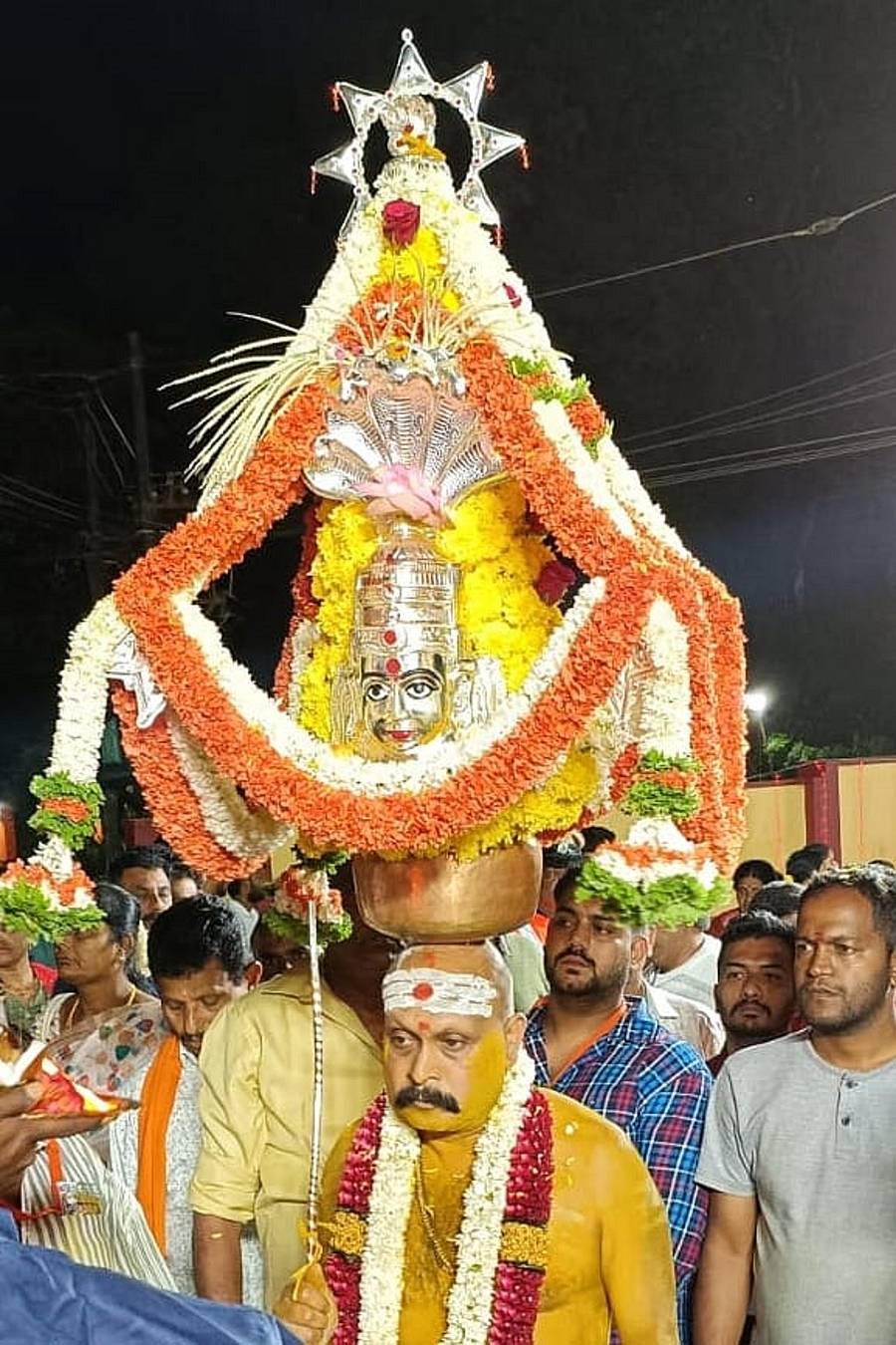 ಮಡಿಕೇರಿಯಲ್ಲಿ ಸೋಮವಾರ ನಡೆದ ಕರಗೋತ್ಸವದಲ್ಲಿ ಕರಗ ಹೊತ್ತ ಕರಗಧಾರಿಗಳು