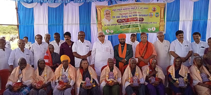 ರೋಣ ಪಟ್ಟಣದ ಸುಭಾಷ್ ನಗರದ ಗುರುಬಸವೇಶ್ವರ ಸರಳ ಸಜ್ಜನಿಕೆಯ ಹಿರಿಯ ನಾಗರಿಕರ ಕ್ಷೇಮಾಭಿವೃದ್ಧಿ ಟ್ರಸ್ಟ್ ವತಿಯಿಂದ ಹಿರಿಯ ನಾಗರಿಕರಿಗೆ ಸನ್ಮಾನಿಸಲಾಯಿತು