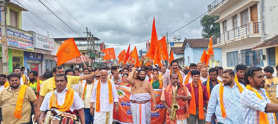 ಬಜರಂಗದಳ, ವಿಶ್ವಹಿಂದೂ ವತಿಯಿಂದ ಬೇಲೂರಿನ ಚನ್ನಕೇಶವ ದೇಗುಲದ ಆವರಣದಿಂದ ಬಸವೇಶ್ವರ ವೃತ್ತದವರೆಗೆ ಮೆರವಣಿಗೆ ನಡೆಸಲಾಯಿತು